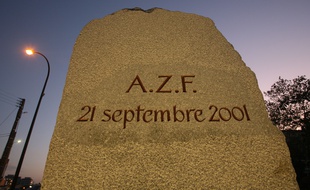 Stèle en hommage aux victimes de la catastrophe du 21 septembre 2001 sur le site AZF