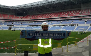 Martin a posé avec une écharpe de l'OM dans le futur Grand Stade de Lyon en construction