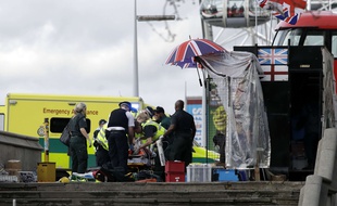 Les secours sur le pont de Westminster, pour aider les blessés lors de l'attaque du 22 mars 2017.