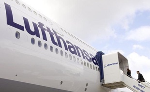 Le premier groupe aérien européen, l'allemand Lufthansa, a annoncé jeudi viser la suppression de 3.500 emplois à temps plein dans ses services administratifs dans les années à venir, afin de mener à bien un plan d'économies draconien.