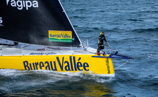 Louis Burton, à bord de Bureau Vallée 2