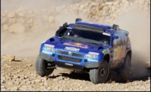 Les Espagnols Isidre Esteve Pujol, à moto, et Carlos Sainz, en voiture, ont pris le commandement du Dakar-2007 après les Portugais qui avaient dominé les deux premières étapes disputées chez eux.