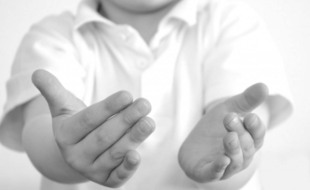 Illustration d'un enfant demandant les bras.