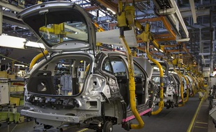 Chaine d'assemblage d'automobiles dans une usine PSA à Aulnay.