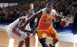 JK Edwards (à droite) avait joué à Gravelines-Dunkerque avant d'arriver à Pau en 2015.