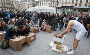 Mardi 4 février 2014, des enseignants des Hauts-de-Seine ont organisé un happening pour dénoncer la baisse des moyens dans l'éducation prioritaire.