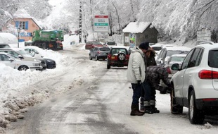 Des voitures sont bloquées par la neige à Sainte-Marie de Campan (Hautes-Pyrénées) le 31 janvier 2015