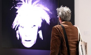 Autoportrait d'Andy Warhol lors d'une vente aux enchères chez Christie's à New York le 31 octobre 2014