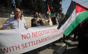 Le ministère israélien du Logement a lancé des appels d'offre pour la planification de 20.000 logements dans les colonies de Cisjordanie occupée, a annoncé mardi l'ONG anticolonisation La Paix Maintenant.