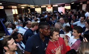 Paul Pogba pose avec des fans à Vincennes, le 27 mai 2016.