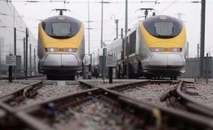 Un Eurostar Londres-Paris avec 530 passagers à bord est tombé en panne dans le tunnel sous la Manche vendredi midi et devrait accuser au moins cinq heures de retard, a-t-on appris auprès d'Eurotunnel et de la SNCF, qui annonce des perturbations pour l'ensemble du trafic transmanche.