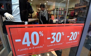 Un panneau indiquant les promotions dans une boutique parisienne le 6 janvier 2015