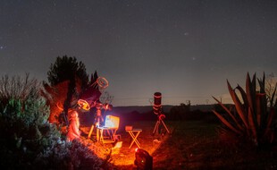 Profitant de la période idéale, deux passionnés d'astronomie observent Mars depuis la fin novembre.