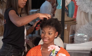 Miss Saint Martin - Saint Barthelemy, Allisson Geoges, préparée par une coiffeuse.