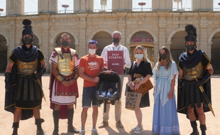 Laurent Albert, directeur général du Puy du Fou, avec Rafaël et ses parents.