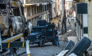 Des policiers turcs en position dans une rue de Silvan après des heurts entre armée turque et rebelles kurdes, le 5 octobre 2015 à Diyarbakir