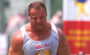 Le nouveau ministre de la Défense letton, Raimonds Bergmanis, lors de la finale du World's strongest man, le 21 septembre 2002, à Kuala Lumpur.