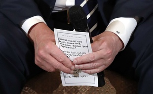 Une fiche de Donald Trump lors d'une rencontre à la Maison Blanche avec des rescapés de la tuerie de Parkland, le 21 février 2018.