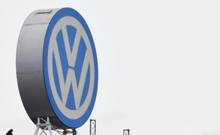 Le logo du constructeur allemand Volkswagen à son siège de Wolfsburg le 9 novembre 2015