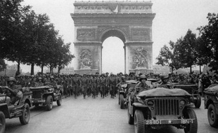 Défilé de troupes américaines sur les Champs Elysées, après la libération de Paris, le 28 aout 2014