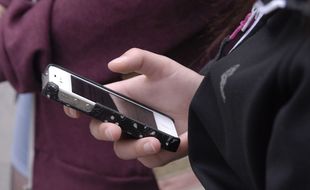Des adolescents consultent leur smartphone (illustration).