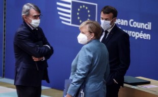 Le président du Parlement européen David Sassoli (à gauche) en discussion avec le président français Emmanuel Macron (à droite) et la chancelière allemande Angela Merkel (à droite) avant un sommet de l'Union européenne, le 15 octobre 2020