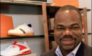 Pour tous ceux qui craignent de se perdre en randonnée, les chaussures à GPS (système de localisation par satellite) intégré sont arrivées. L'inventeur de ces baskets high-tech, Isaac Daniel, un ingénieur de 38 ans, est persuadé que son invention permettra de sauver des vies.