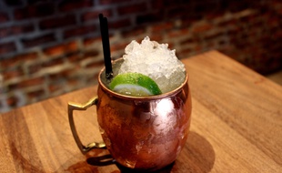 Le Moscow Mule est généralement servi dans une tasse en cuivre.