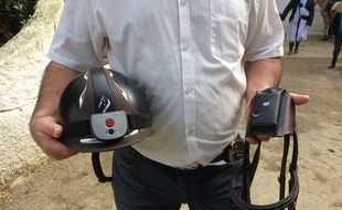 Le dispositif comprend un capteur sur le casque du cavalier et un second capteur positionné sur le harnais du cheval.