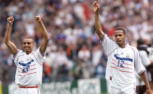 Thierry henry et David Trezeguet après la victoire de l'équipe de France contre l'Italie en quart de finale du Mondial 1998, le 3 juillet, au Stade de France.