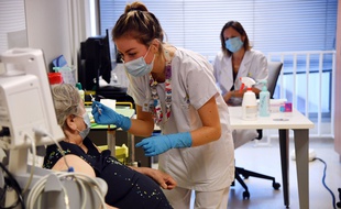 Une femme se fait vacciner contre le Covid-19, le 28 décembre à Lille.