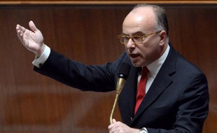 Le ministre délégué au Budget, Bernard Cazeneuve, a annoncé jeudi à l'Assemblée que les pénalités pour les fraudeurs au fisc venant régulariser leur situation seraient modulées, avec 15% pour les fraudeurs "passifs" et 30% pour les "actifs".