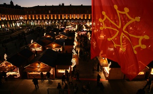 Le drapeau occitan flotte au-dessus de la place du Capitole de Toulouse, chef-lieu de la région Occitanie.