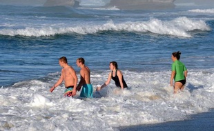 L'extrême douceur pour la saison régnant dimanche dans le Sud-Ouest a conduit habitants et vacanciers sur le littoral, à l'image de Biarritz où une température quasi-record pour une avant-veille de Noël, à 22-23 degrés, a même enhardi quelques-uns à se baigner.