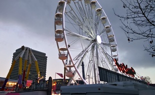 La grande roue 33 mètres de haut installée en 2016 à la fête foraine de Rennes sera déplacée sur le mail Mitterrand.