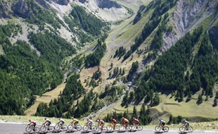Une épreuve du tour de France, en 2008, sur le col de la Bonnette