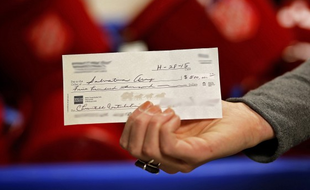 Un chèque de 500.000 dollars pour l'Armée du salut. Il s'agit du plus don le plus important reçu par l'association caritative aux Etats-Unis, le 30 novembre 2015.
