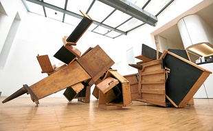 Exposition dans le salon de Rosario Caltabiano, dont les 22,48m2 ne manquent pas de volume.