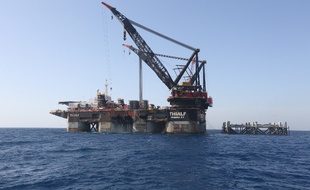 Une plateforme pétrolière en mer Méditerranée (image d'illustration).