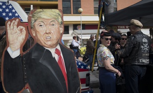 Une affiche de Donald Trump au Rockin' Race Jamboree International Festival à Torremolinos en février 2020.