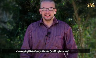 Photo tirée d'une vidéo de propagande transmise par al-Malahem Media le 4 décembre 2014 montrant l'otage américain Luke Somers