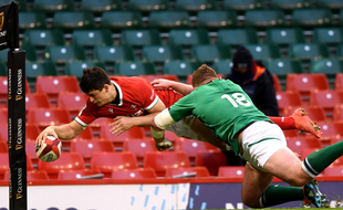 Louis Rees-Zammit inscrit l'essai de la gagne pour les Gallois face à l'Irlande, le 7 février 2021.