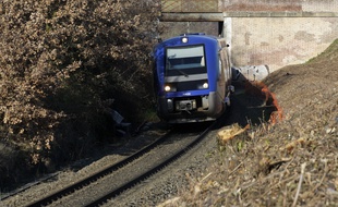Un TER sur une voie SNCF en région Midi-Pyrénées.