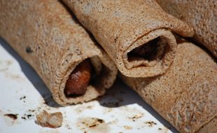 La galette-saucisse, véritable institution en Bretagne.