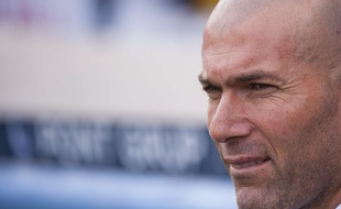 Zinédine Zidane sur le banc du Real Madrid lors du derby perdu contre l'Atlético (0-1), le 27 février 2016.