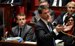 Le ministre de l'Economies Emmanuel Macron et le Premier ministre Manuel Valls le 12 mai à l'Assemblée nationale à Paris