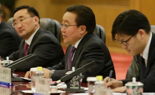 Le président mongolien Tsakhiagiin Elbegdorj (C) à Pékin le 10 novembre 2015