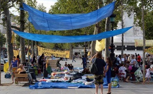 Installés depuis jeudi sous des bâches place de la République à Paris, plusieurs dizaines de mal-logés et militants de l'association Droit au Logement (DAL) interpellaient dimanche le gouvernement, demandant "un plan d'urgence".