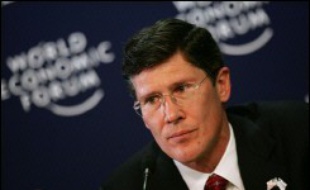 "Nyse Euronext sera le seul marché financier réellement mondial et le plus liquide de la planète, et offrira aux investisseurs et aux émetteurs aux Etats-Unis, en Europe et à travers le monde des avantages incomparables", a vanté John Thain, le PDG du Nyse.