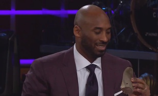 Kobe Bryant s'apprête à manger une langue de bœuf...